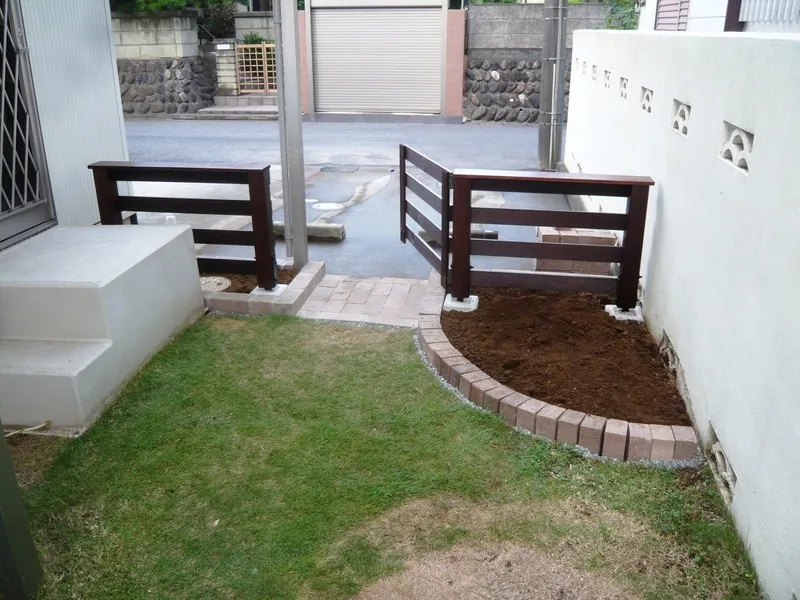 木製フェンスと門扉と花壇